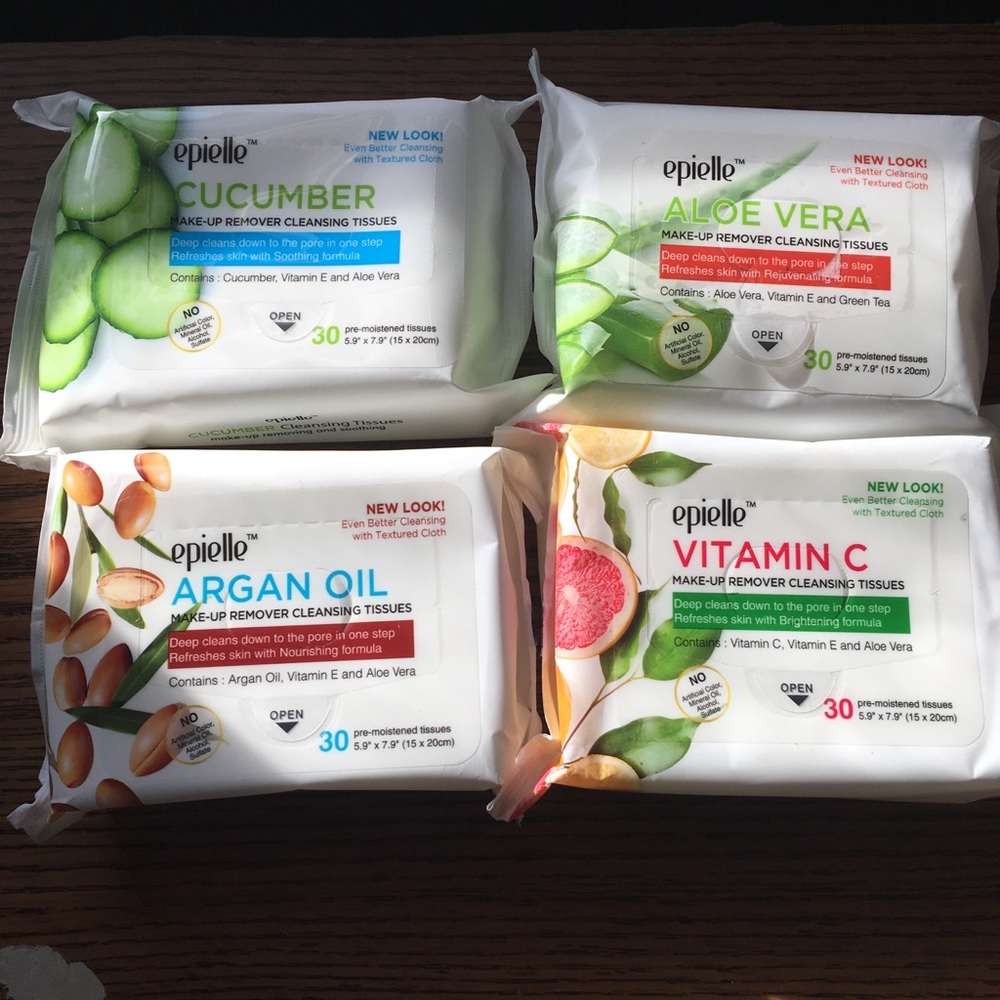 Bundle pack of makeup wipes